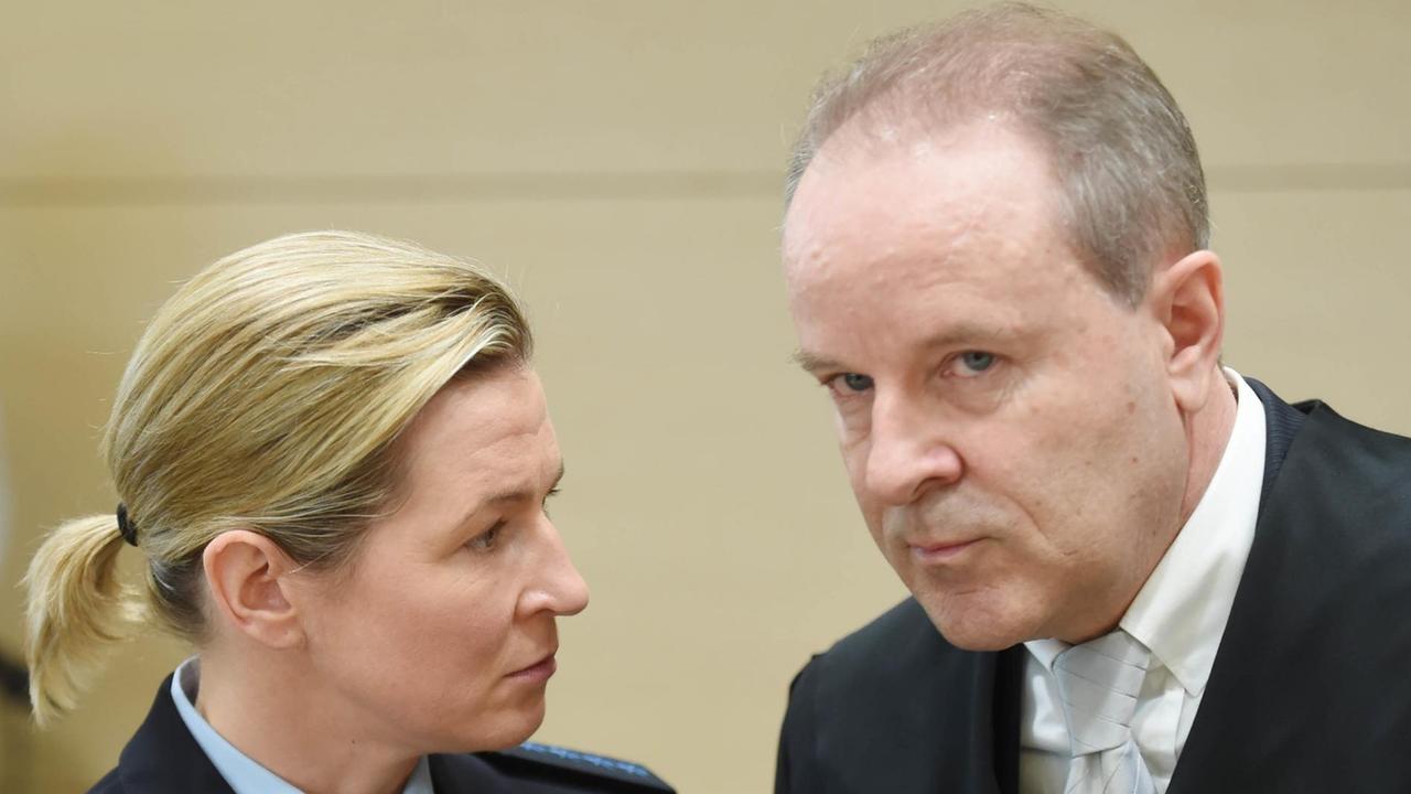 Eisschnellläuferin Claudia Pechstein mit ihrem Anwalt Thomas Summerer Eisschnellläuferin Claudia Pechstein mit ihrem Anwalt Thomas Summerer