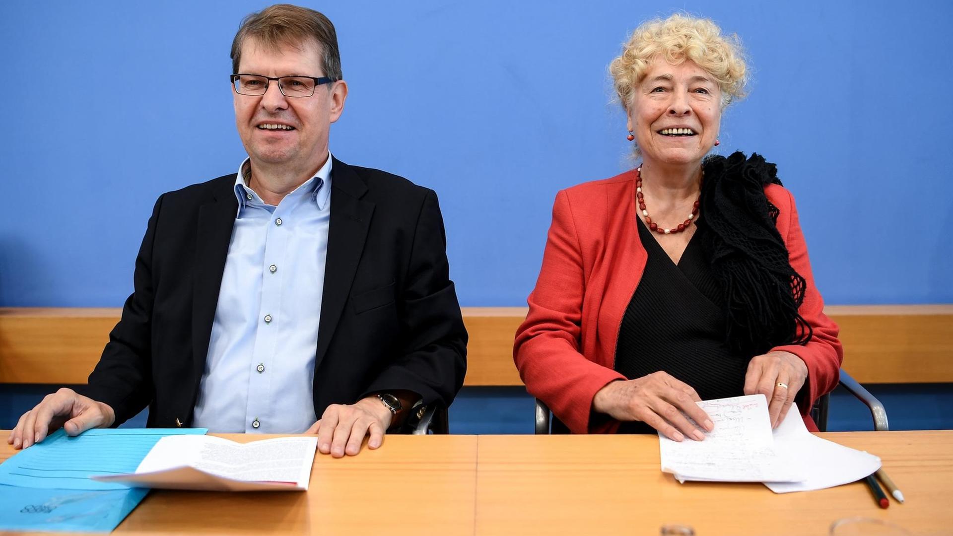Berlin: Die Politikwissenschaftlerin Gesine Schwan (SPD) und Ralf Stegner, Vorsitzender der SPD-Fraktion im Landtag Schleswig-Holstein, geben zusammen eine Pressekonferenz zu ihrer Kandidatur für den SPD-Vorsitz. Berlin: Die Politikwissenschaftlerin Gesine Schwan (SPD) und Ralf Stegner, Vorsitzender der SPD-Fraktion im Landtag Schleswig-Holstein, geben zusammen eine Pressekonferenz zu ihrer Kandidatur für den SPD-Vorsitz.