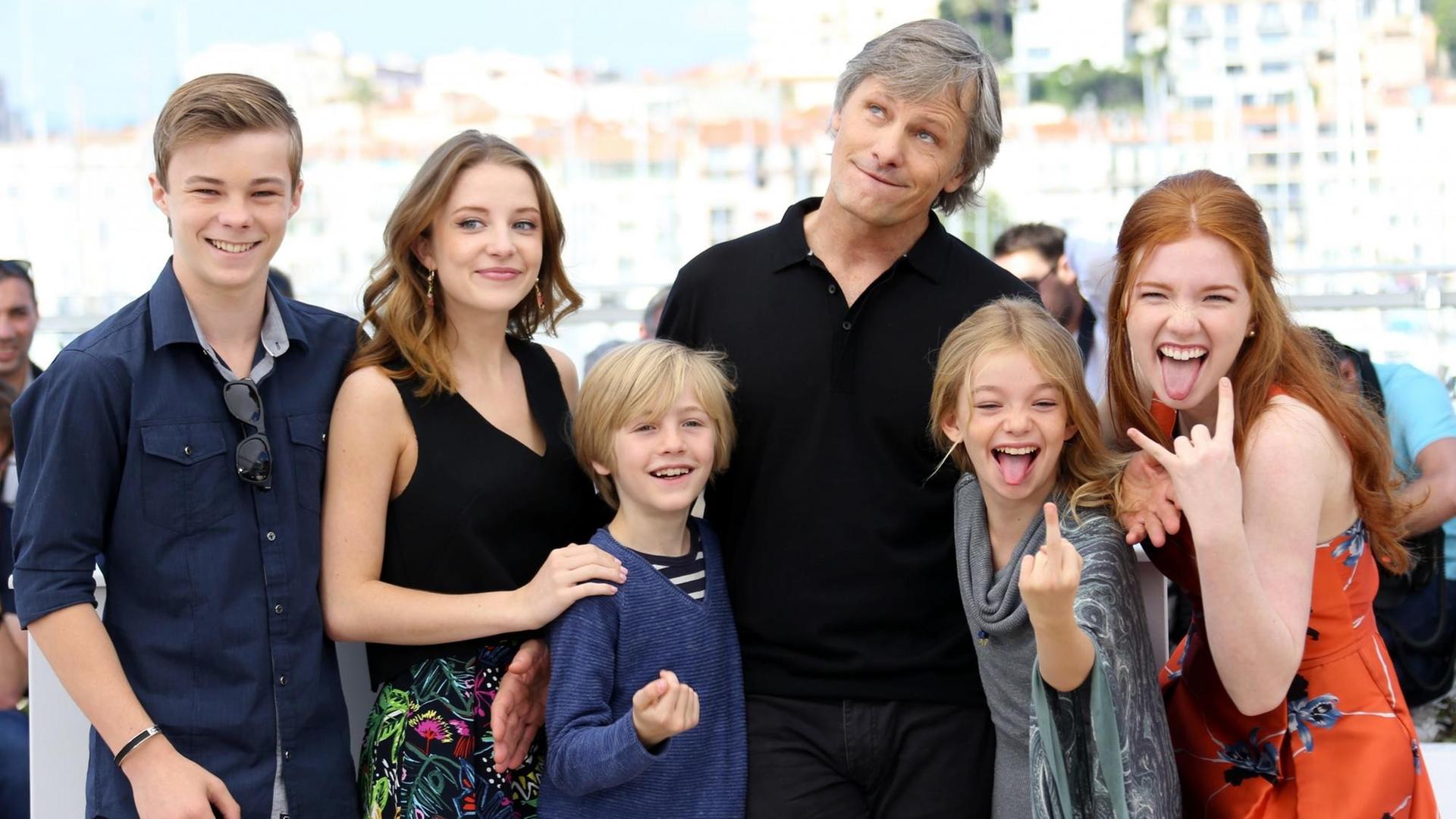 Die Schauspieler des Films "Captain Fantastic" posieren für einen Fototermin bei den 69. Filmfestspielen von Cannes. Die Schauspieler des Films "Captain Fantastic" posieren für einen Fototermin bei den 69. Filmfestspielen von Cannes.