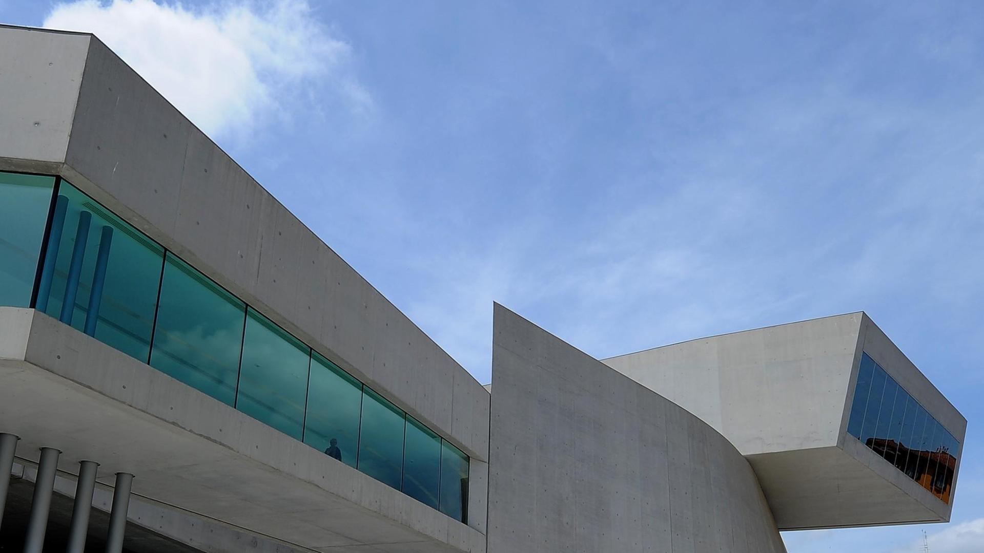 Außenansicht des MAXXI, das "Nationale Museum der Künste des 21. Jahrhunderts" in Rom, entworfen von Architektin Zaha Hadid Außenansicht des MAXXI, das "Nationale Museum der Künste des 21. Jahrhunderts" in Rom, entworfen von Architektin Zaha Hadid