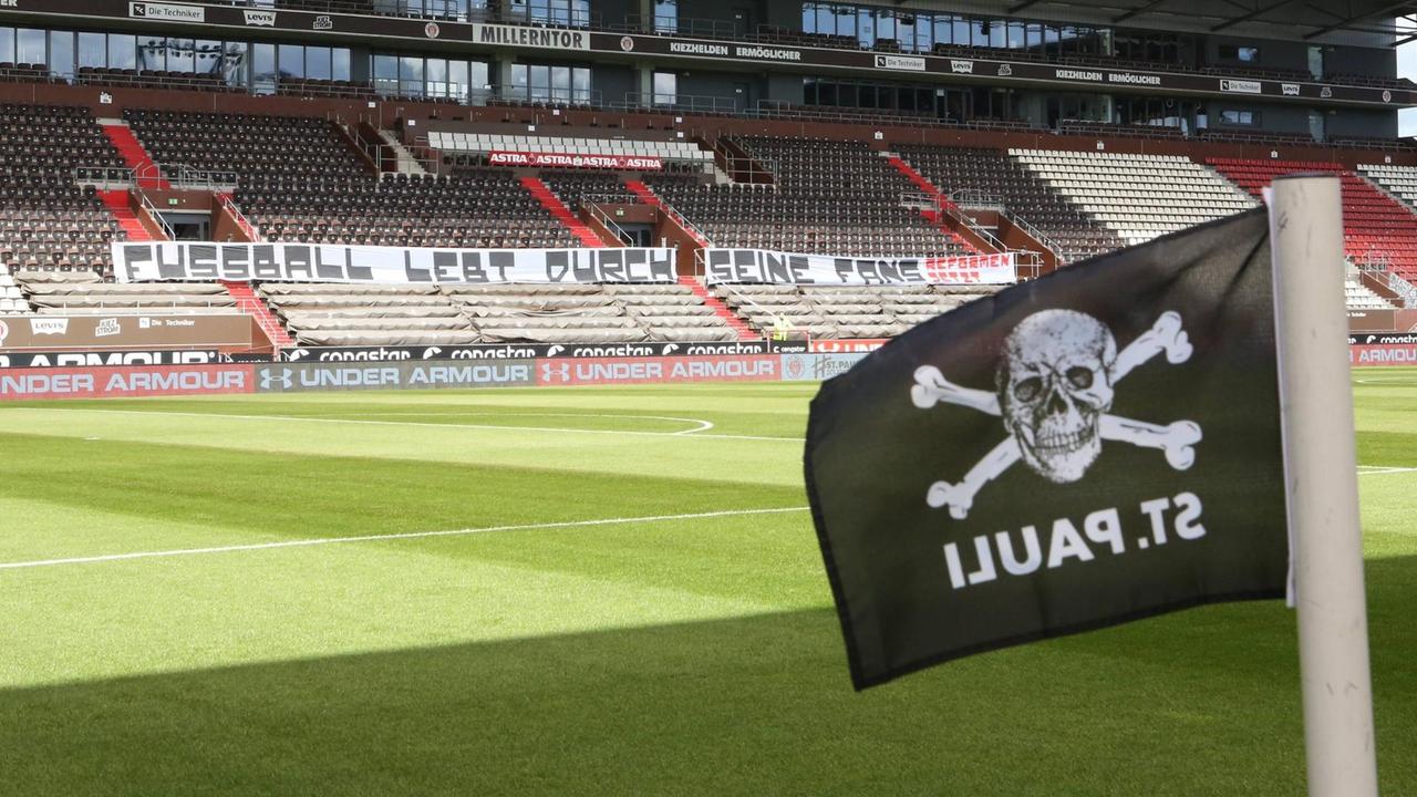 Spiel ohne Fans: FC St. Pauli gegen 1. FC Nürnberg Hamburg am 17. Mai 2020. Auf den Rängen ist ein Banner mit der Aufschrift "Fußball lebt durch seine Fans. Reformen jetzt" zu sehen. Spiel ohne Fans: FC St. Pauli gegen 1. FC Nürnberg Hamburg am 17. Mai 2020. Auf den Rängen ist ein Banner mit der Aufschrift "Fußball lebt durch seine Fans. Reformen jetzt" zu sehen.
