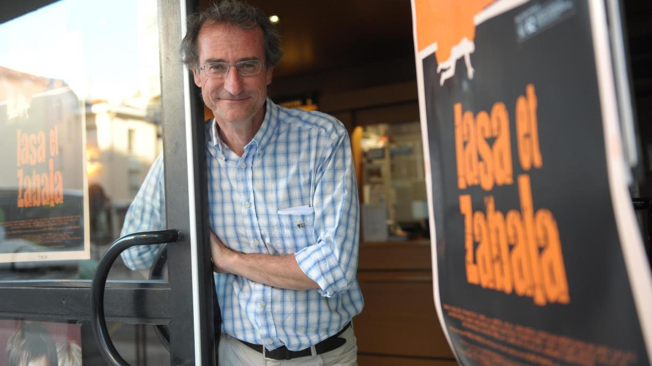 Der spanische Regisseur Pablo Malo vor einem Plakat seines Films "Lasa und Zabala" Der spanische Regisseur Pablo Malo vor einem Plakat seines Films "Lasa und Zabala"