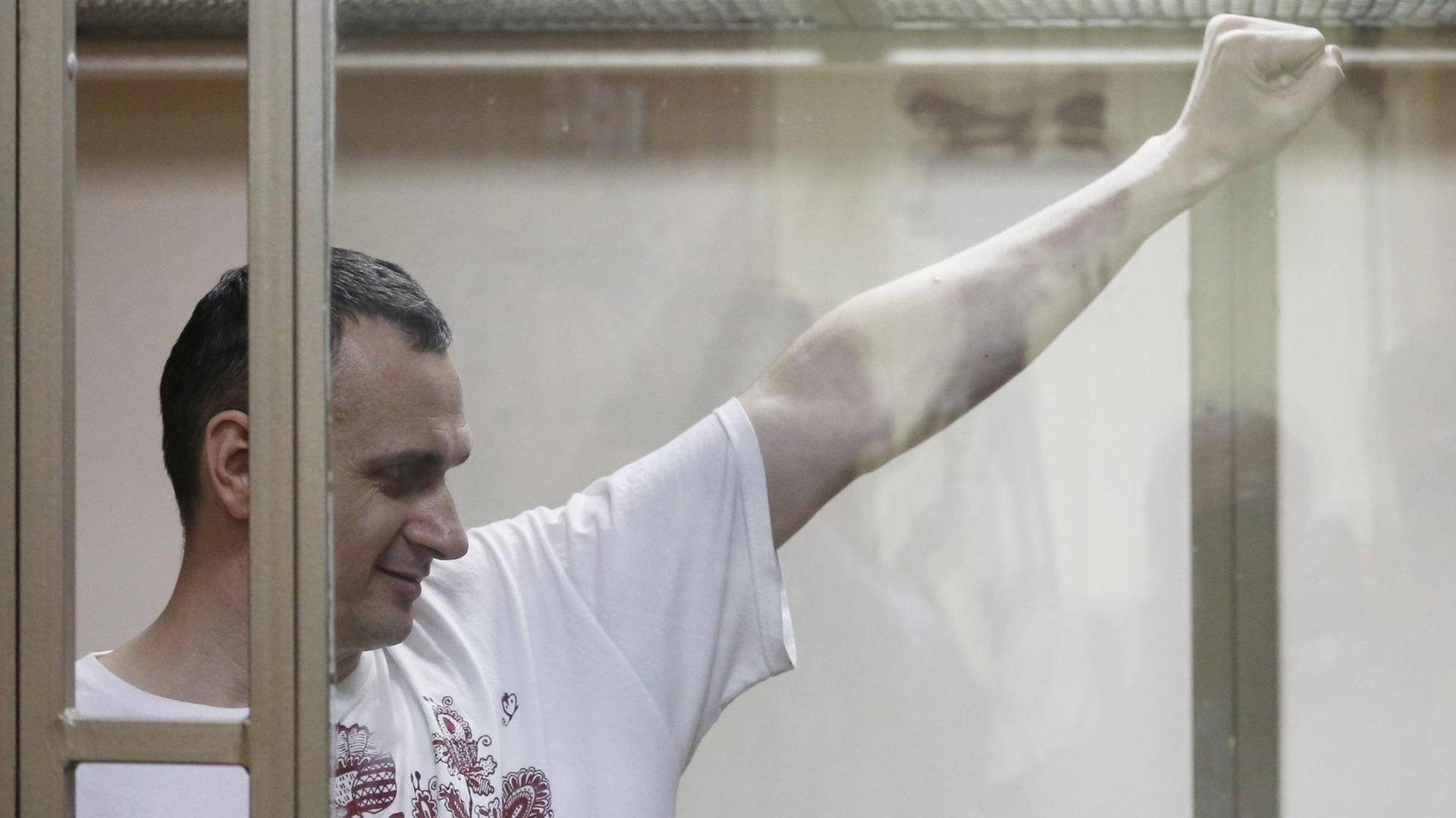 Der ukrainische Regisseur Senzow lächelte während der Urteilsverkündung und streckte die linke Faust hoch. Der ukrainische Regisseur Senzow lächelte während der Urteilsverkündung und streckte die linke Faust hoch.