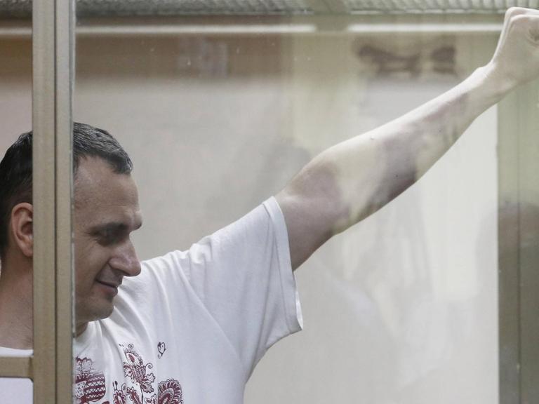 Der ukrainische Regisseur Senzow lächelte während der Urteilsverkündung und streckte die linke Faust hoch.
