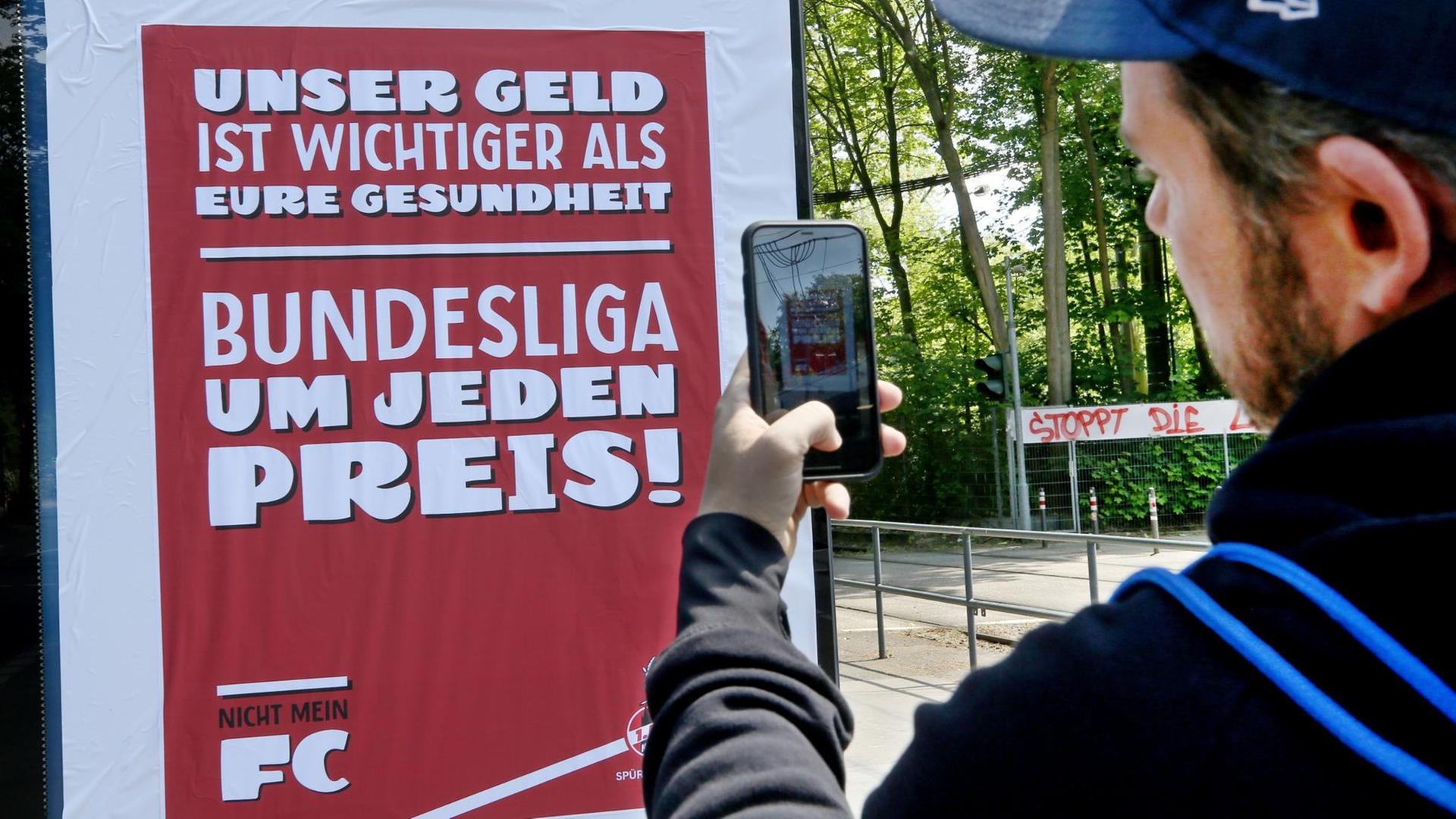 Mann fotografiert Plakat mit der Aufschrift: "Unser Geld ist wichtiger als eure Gesundheit" Mann fotografiert Plakat mit der Aufschrift: "Unser Geld ist wichtiger als eure Gesundheit"