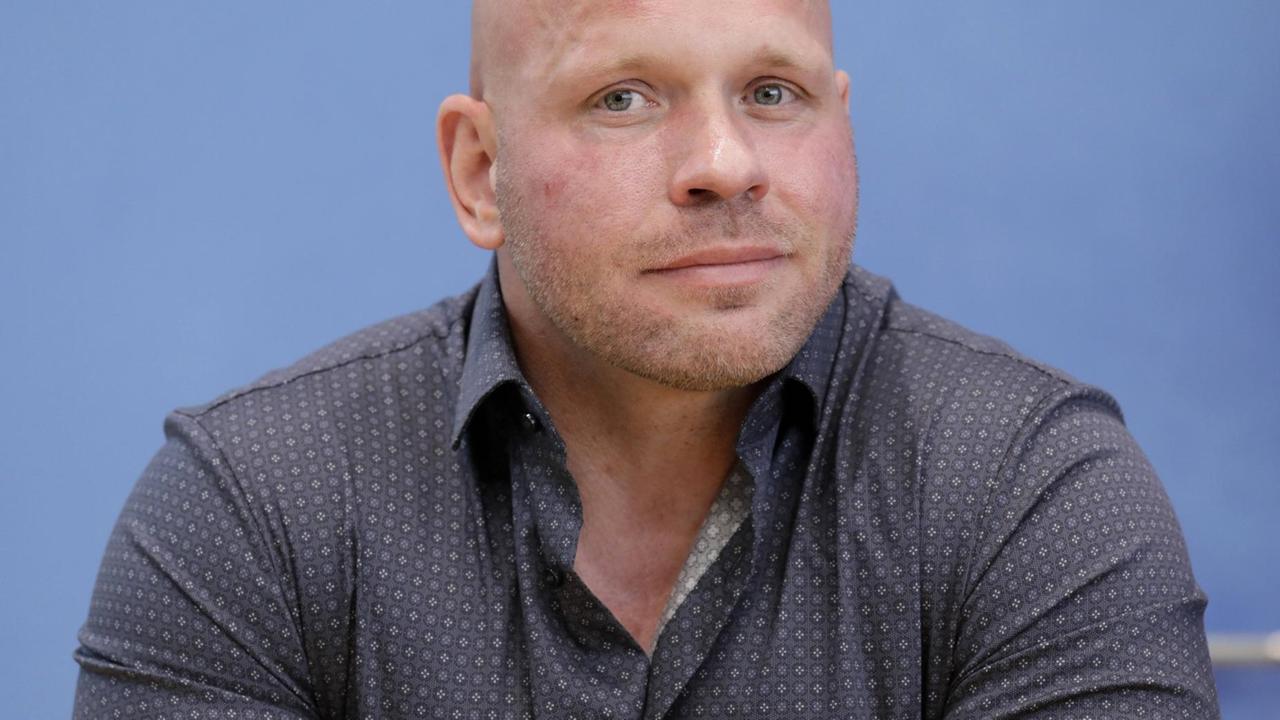 Porträt des Intensivpflegers Ricardo Lange, 2021. Porträt des Intensivpflegers Ricardo Lange, 2021.