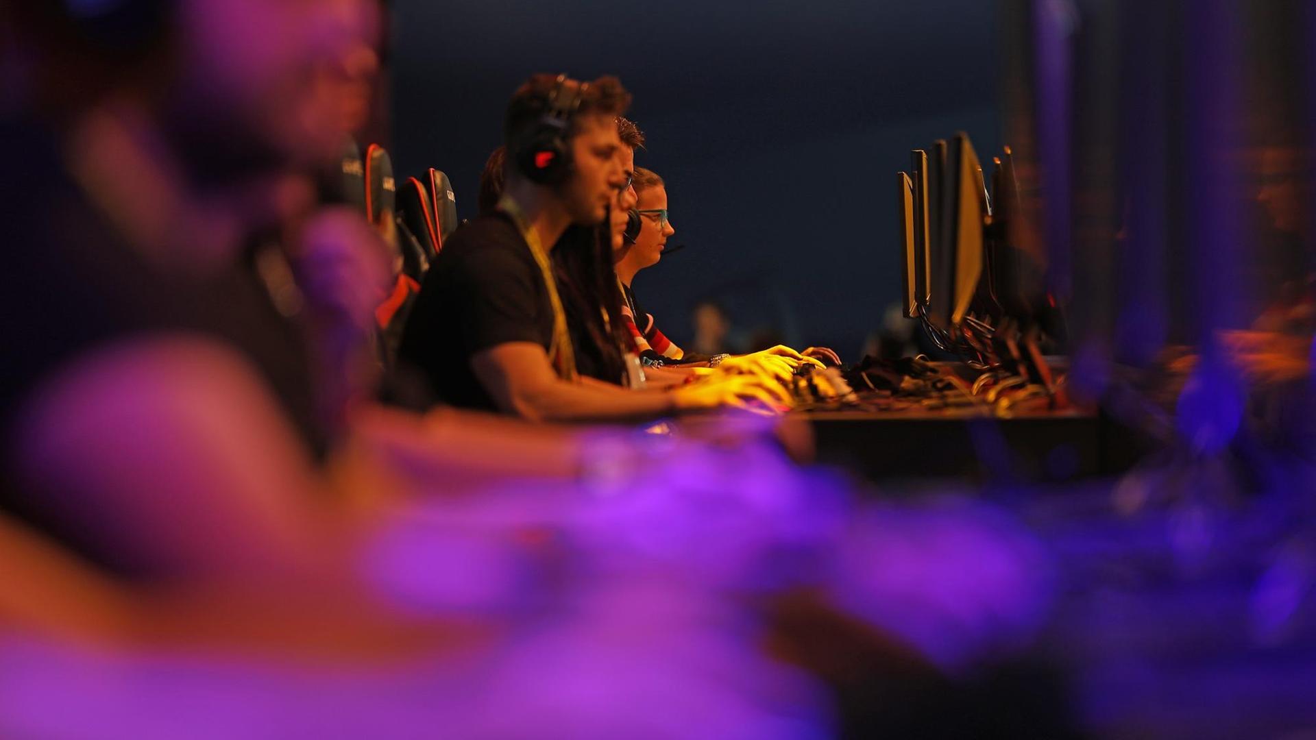 Messebesucher sitzen auf der Gamescom vor Computern. Messebesucher sitzen auf der Gamescom vor Computern.