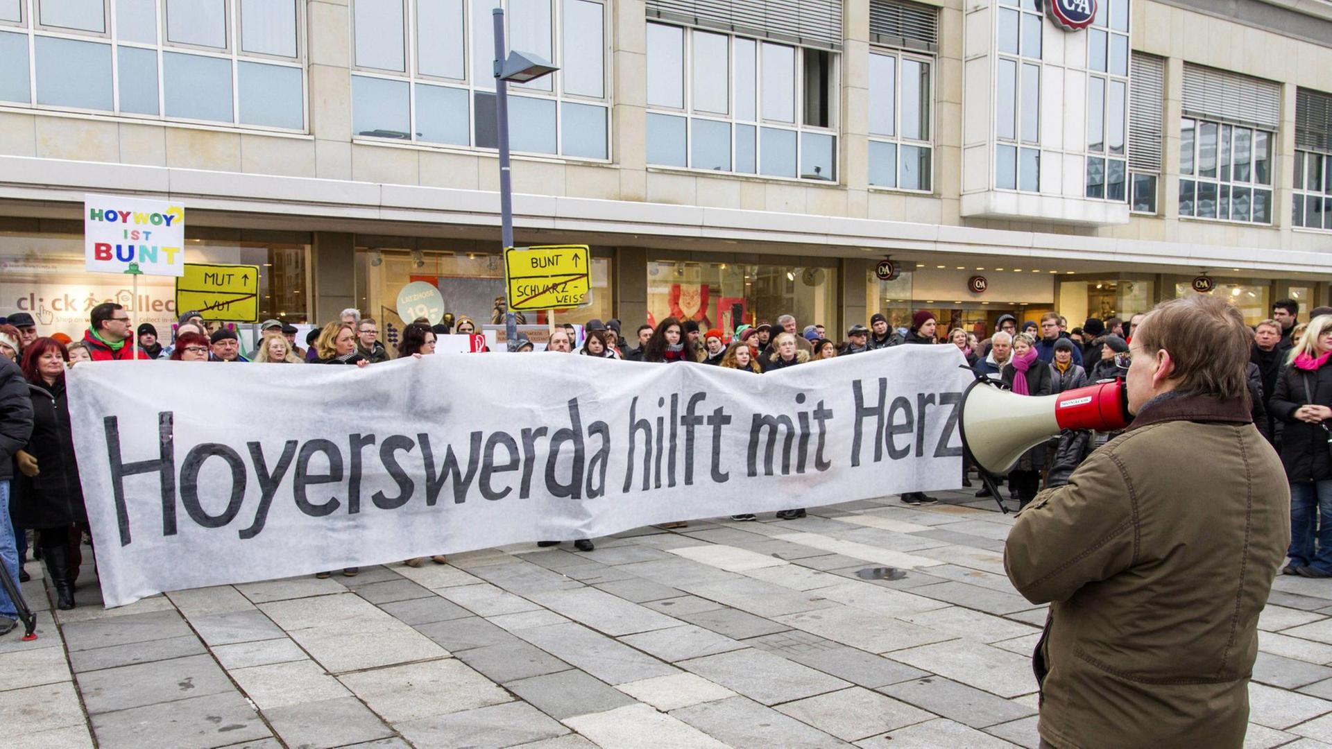 "Hoyerswerda hilft mir Herz" steht auf einem Transparent bei einer Aktion gegen Fremdenfeindlichkeit. "Hoyerswerda hilft mir Herz" steht auf einem Transparent bei einer Aktion gegen Fremdenfeindlichkeit.