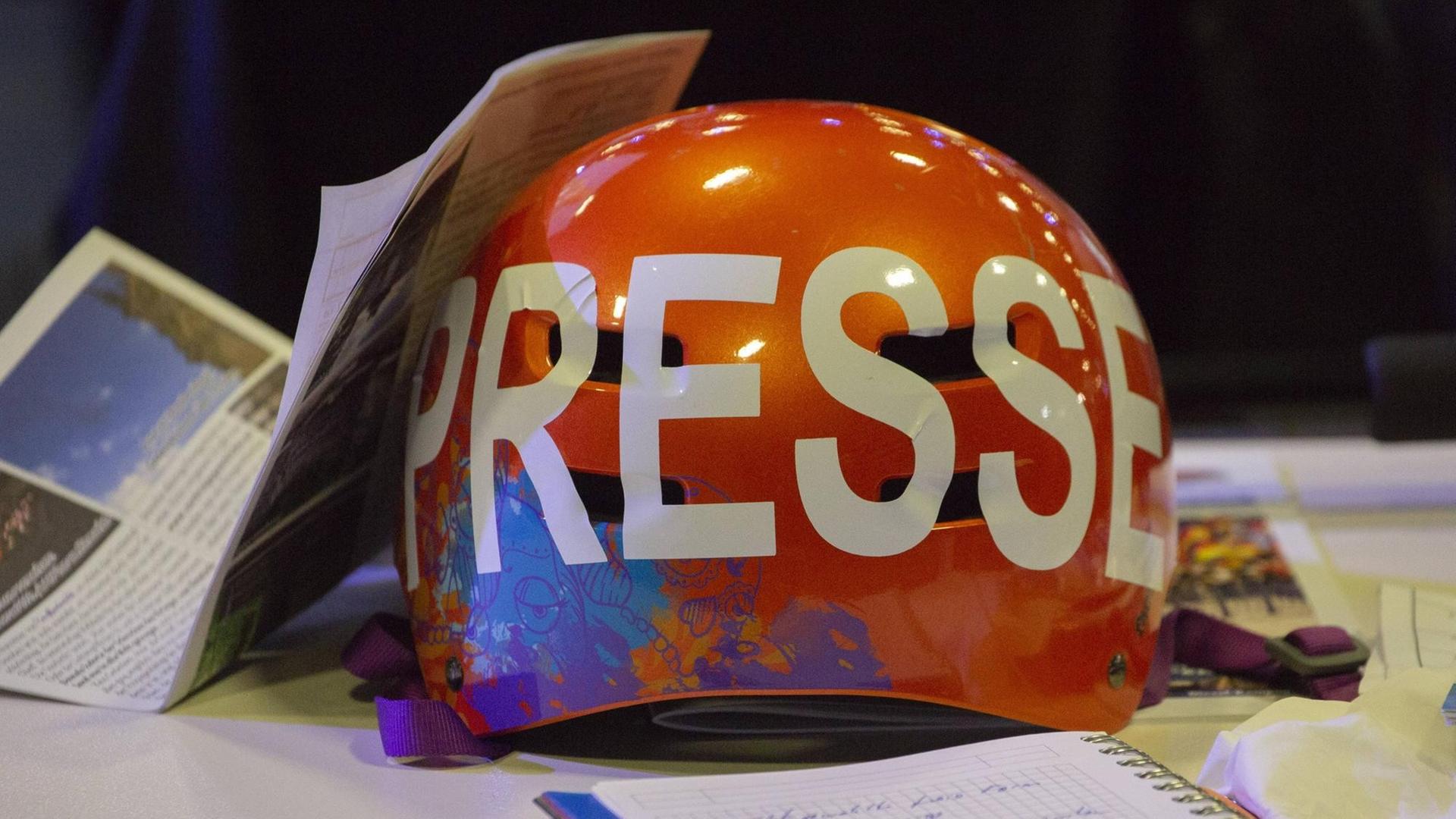 Helm mit Presse-Aufdruck. AfD Bundesparteitag 2018, am 30.06.2018 in Augsburg / M E S S E A U G S B U R G / Deutschland. Helm mit Presse-Aufdruck. AfD Bundesparteitag 2018, am 30.06.2018 in Augsburg / M E S S E A U G S B U R G / Deutschland.