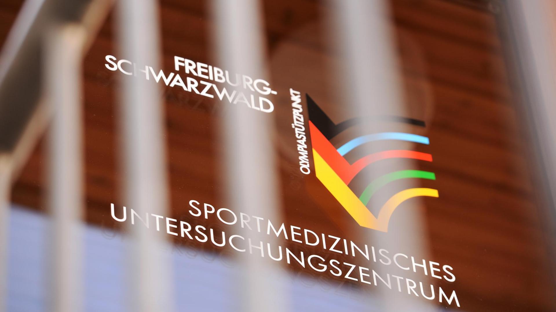 Das Logo des Sportmedizinischen Untersuchungszentrums an der Universitätsklinik in Freiburg am 03.03.2015 an einer Glastür zu sehen. Das Logo des Sportmedizinischen Untersuchungszentrums an der Universitätsklinik in Freiburg am 03.03.2015 an einer Glastür zu sehen.