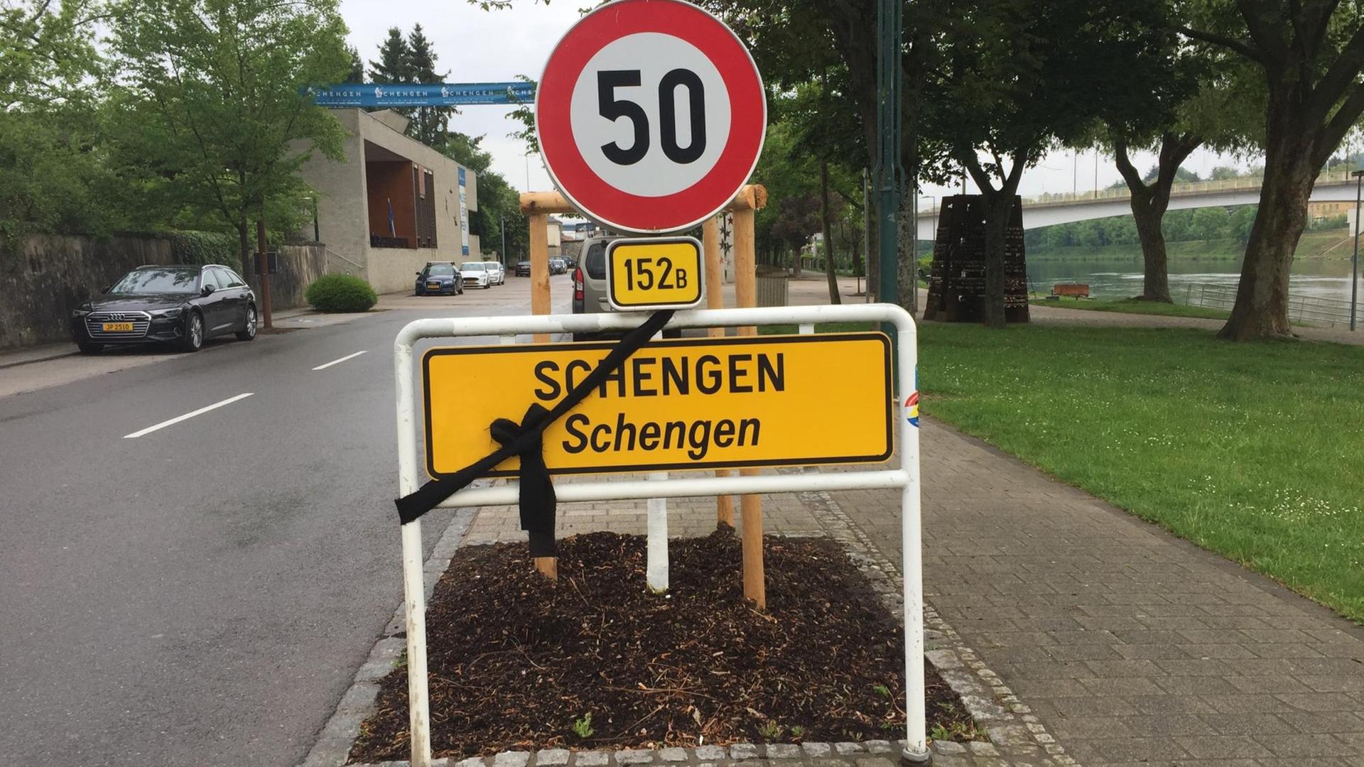 Das Ortsschild von Schengen in Luxemburg ist mit einem schwarzen Stoffband umwickelt – eine Aktion von Einwohnern, die enttäuscht sind von den innereuropäischen Grenzschließungen während der Coronakrise