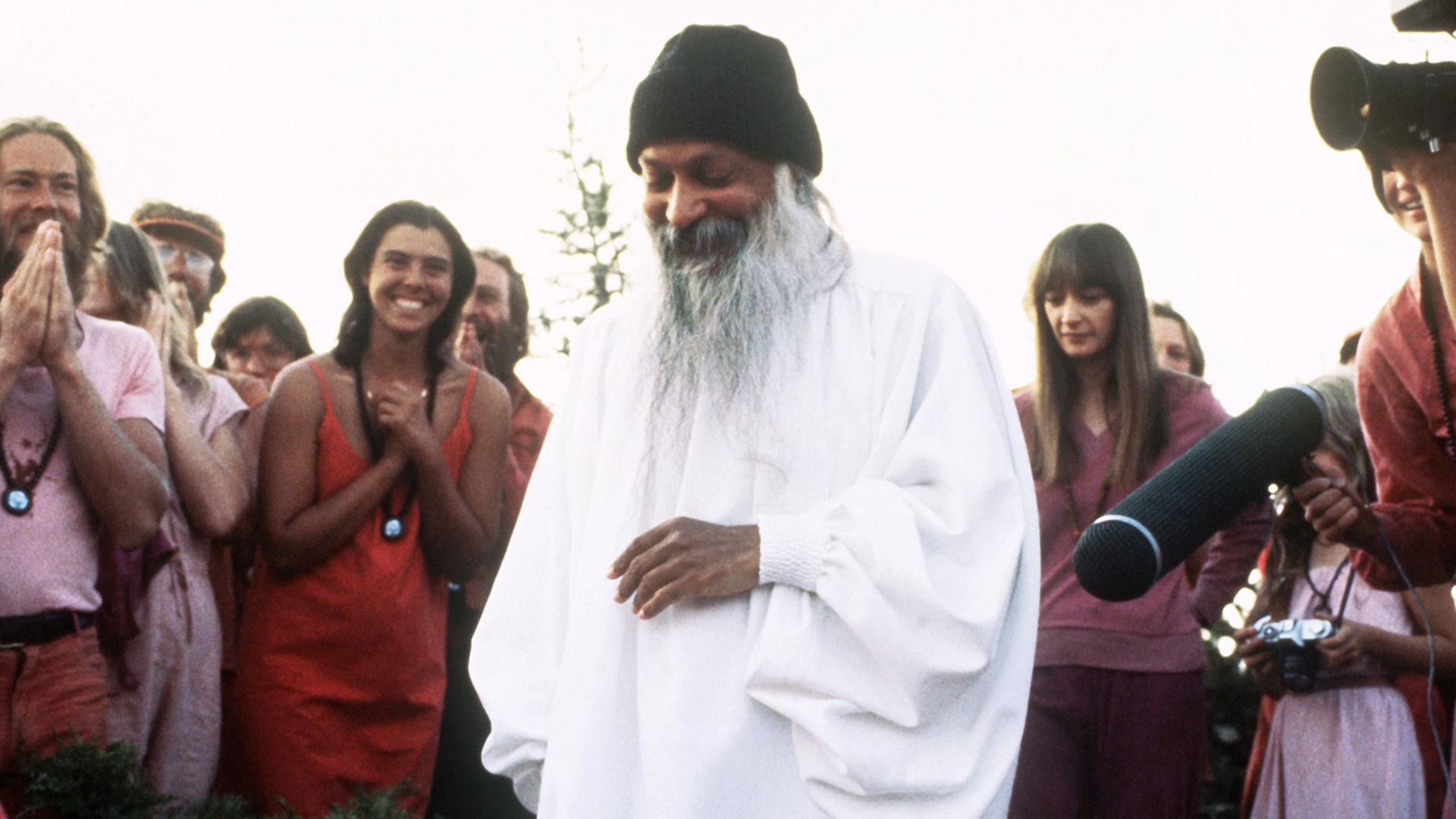 Der umstrittene indische Guru und Sektenführer Bhagwan Shree Rajneesh 1984 mit Anhängern in seiner Kommune "Rajneeshpuram" in Antelope im US-Bundesstaat Oregon.