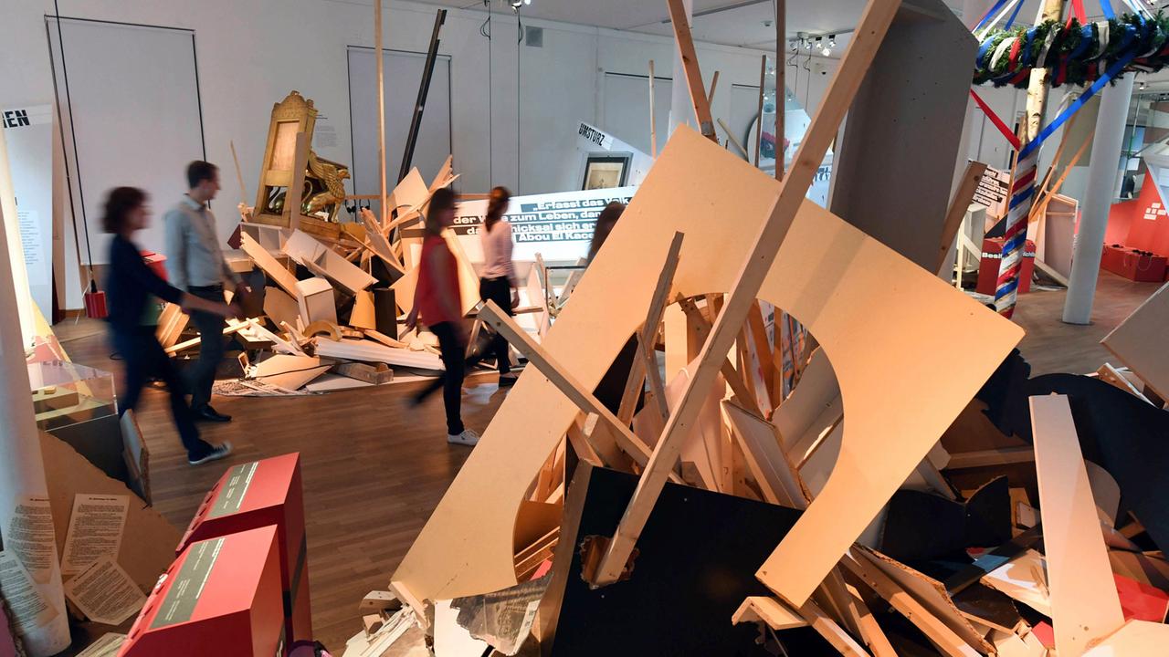 17.04.2018, Baden-Württemberg, Karlsruhe: Blick in die Ausstellung "Revolution! Für Anfänger*innen" die vom 21.04.2018 bis zum 11.11.2018 vom Badischen Landesmuseum im Karlsruher Schloss gezeigt wird. Die Schau will im Gedenkjahr zur Badischen Revolution 1848 und zur Novemberrevolution 1918 zum Nachdenken über Revolutionen anregen. Foto: Uli Deck/dpa 17.04.2018, Baden-Württemberg, Karlsruhe: Blick in die Ausstellung "Revolution! Für Anfänger*innen" die vom 21.04.2018 bis zum 11.11.2018 vom Badischen Landesmuseum im Karlsruher Schloss gezeigt wird. Die Schau will im Gedenkjahr zur Badischen Revolution 1848 und zur Novemberrevolution 1918 zum Nachdenken über Revolutionen anregen. Foto: Uli Deck/dpa