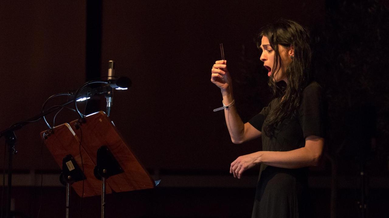 Die Sängerin Inbal Hever führte die anspruchsvolle Komposition von Chaya Czernowin im Kammermusiksaal auf. Die Sängerin Inbal Hever führte die anspruchsvolle Komposition von Chaya Czernowin im Kammermusiksaal auf.