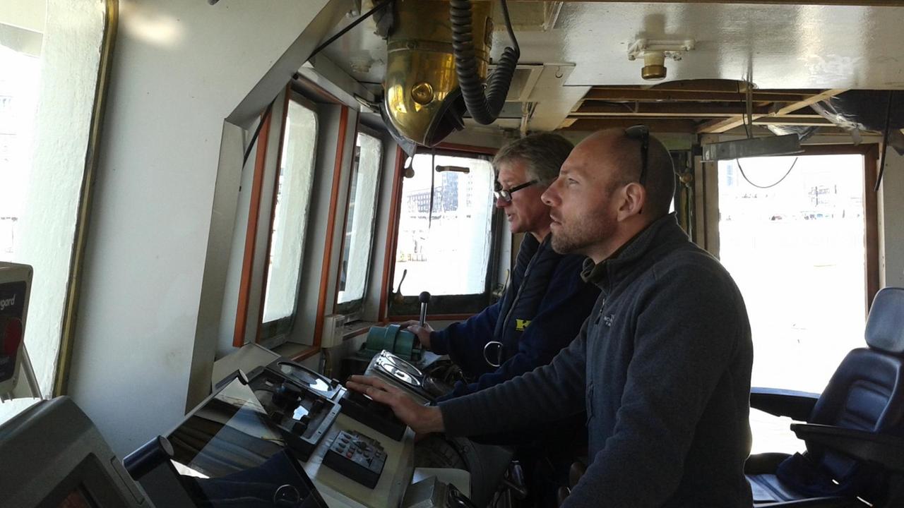 Die Kapitäne Ingo Werth (hinten) und André Montaldo-Ventsam auf der Brücke der SeaWatch II.