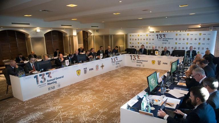 Die Regelhüter des IFAB bei ihrer Generalversammlung 2019 Die Regelhüter des IFAB bei ihrer Generalversammlung 2019