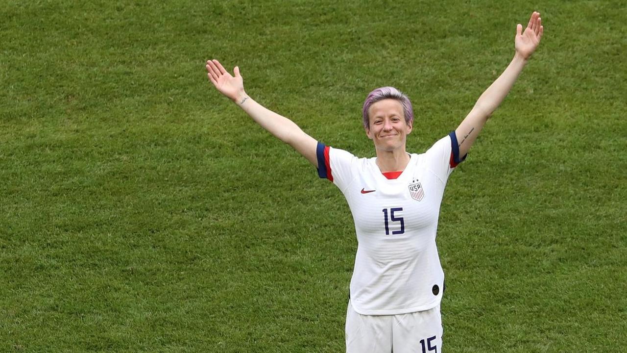 Megan Rapinoe in Siegerpose. Sie feiert den Titel der Fußball-Weltmeisterschaft der Frauen 2019. Megan Rapinoe in Siegerpose. Sie feiert den Titel der Fußball-Weltmeisterschaft der Frauen 2019.