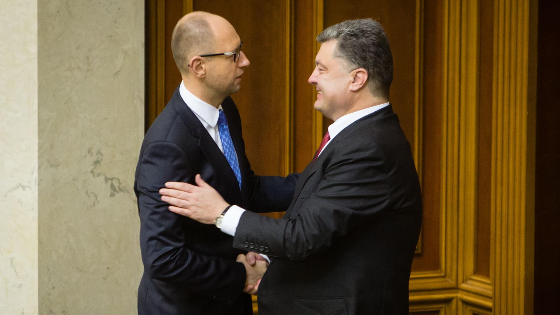 Die Parteien von Staatschef Poroschenko (r) und Ministerpräsident Jazenjuk kamen jeweils auf mehr als 21 Prozent der Stimmen. Die Parteien von Staatschef Poroschenko (r) und Ministerpräsident Jazenjuk kamen jeweils auf mehr als 21 Prozent der Stimmen.