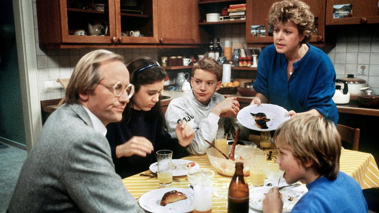 Das Bild von 1986 zeigt eine Szene aus der Serie "Lindenstraße": Helga Beimer (Marie-Luise Marjan, hinten rechts) mit ihrem ersten Mann Hans (Joachim Hermann Luger, l) und ihren Kindern (l-r) Marion (Ina Bleiweiß), Benny (Christian Kahrmann) und Klausi (Moritz A. Sachs).