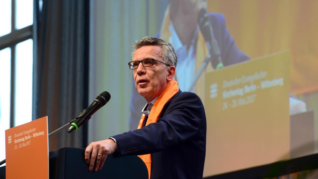 Bundesinnenminister de Maizière beim 36. Evangelischen Kirchentag in Berlin. Bundesinnenminister de Maizière beim 36. Evangelischen Kirchentag in Berlin.