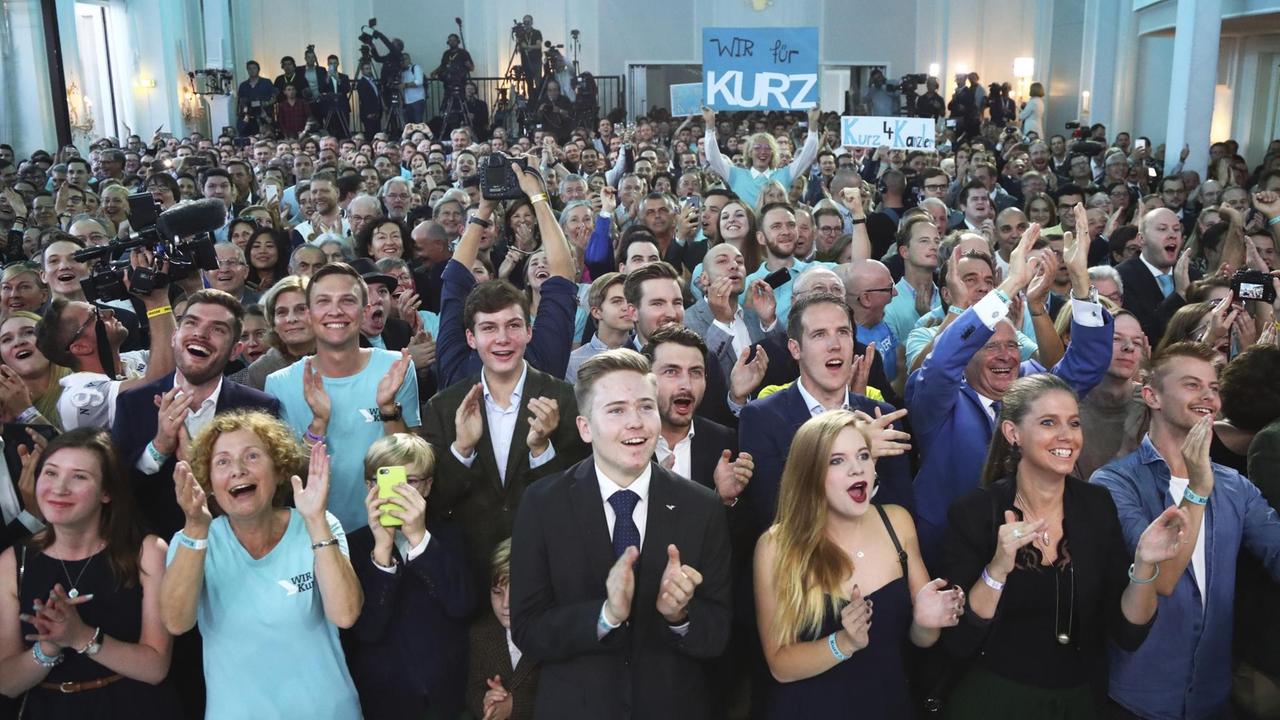 Unterstützer des ÖVP-Vorsitzenden Sebastian Kurz jubeln über die Hochrechnungen zur Nationalratswahl. Unterstützer des ÖVP-Vorsitzenden Sebastian Kurz jubeln über die Hochrechnungen zur Nationalratswahl.