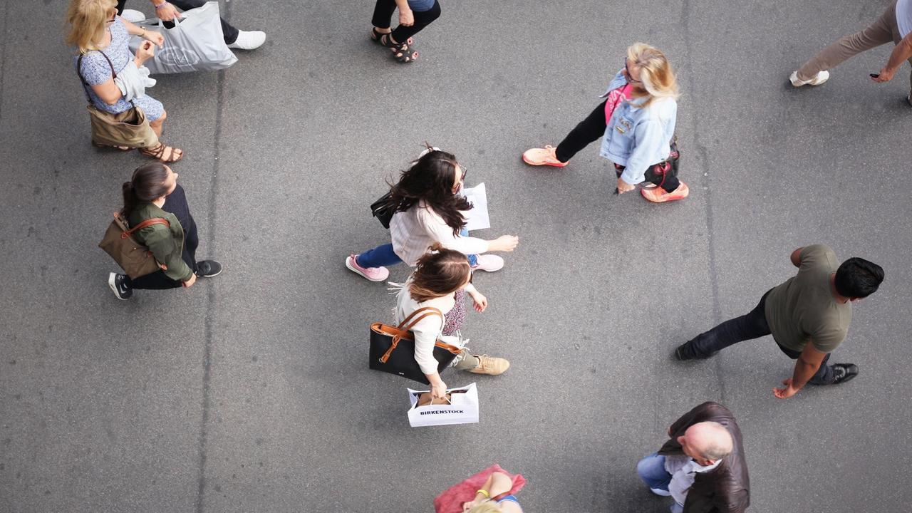 Von oben sind mehrere Menschen auf einer Einkaufsstraße zu sehen, darunter zwei modisch gekleidete, junge Frauen mit Einkaufstüten in der Hand - aufgenommen am 26.05.2017 in Berlin im Stadtteil Steglitz. Von oben sind mehrere Menschen auf einer Einkaufsstraße zu sehen, darunter zwei modisch gekleidete, junge Frauen mit Einkaufstüten in der Hand - aufgenommen am 26.05.2017 in Berlin im Stadtteil Steglitz.
