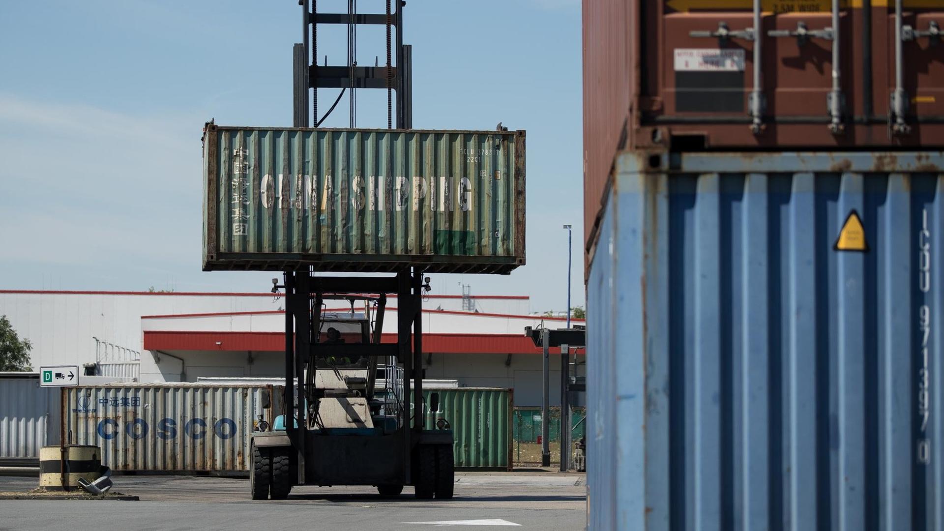 Das Bild zeigt den Containerhafen in Duisburg. Ungefähr 25 Züge pro Woche nutzuen die neue Seidenstraßen-Verbindung zwischen Duisburg und den chinesischen Städten Chongqing und Yiwu. Das Bild zeigt den Containerhafen in Duisburg. Ungefähr 25 Züge pro Woche nutzuen die neue Seidenstraßen-Verbindung zwischen Duisburg und den chinesischen Städten Chongqing und Yiwu.