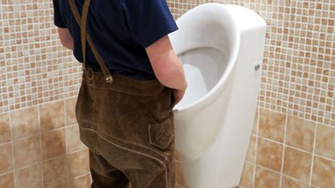 Messungen zeigten, dass Urintröpfchen bis zu 40 Zentimeter vor ein Urinal zurückgeworfen werden – eher schlecht für Schuhe und Kleidung. 