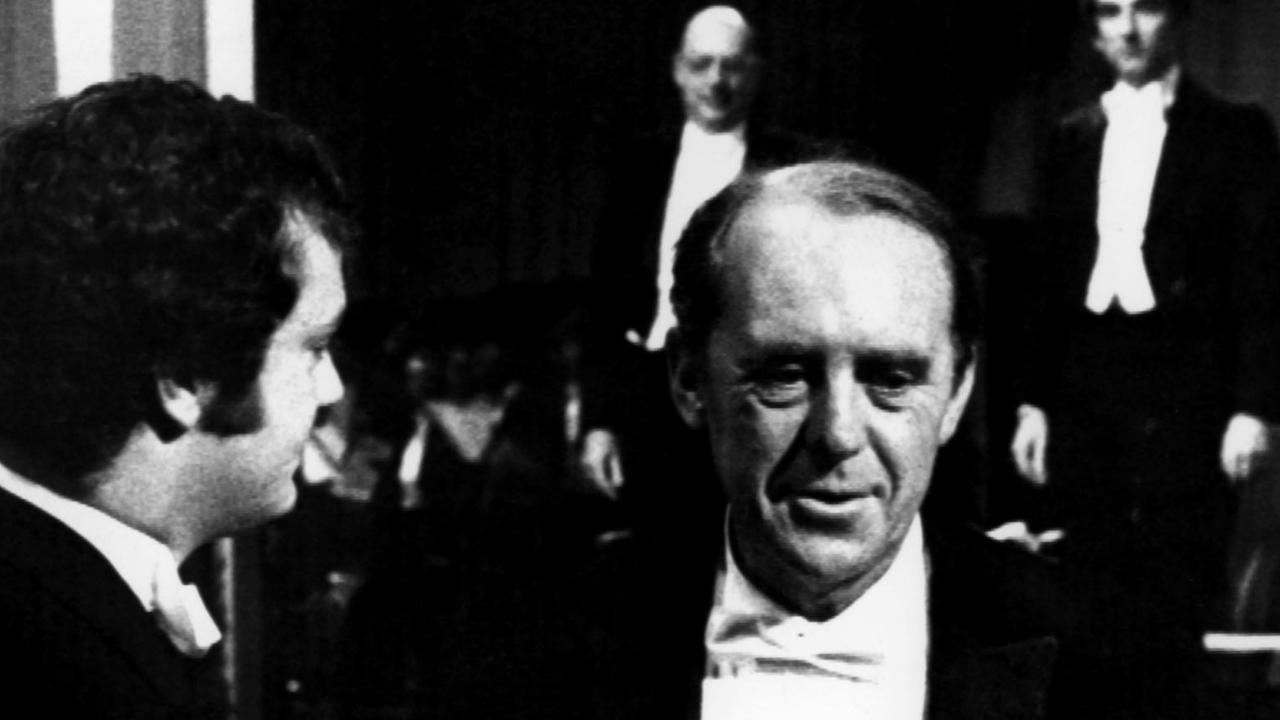 Der deutsche Schriftsteller Heinrich Böll (r) wird am 19.10.1972 von Kronprinz Carl Gustaf in Stockholm mit dem Nobelpreis für Literatur ausgezeichnet. Der deutsche Schriftsteller Heinrich Böll (r) wird am 19.10.1972 von Kronprinz Carl Gustaf in Stockholm mit dem Nobelpreis für Literatur ausgezeichnet.