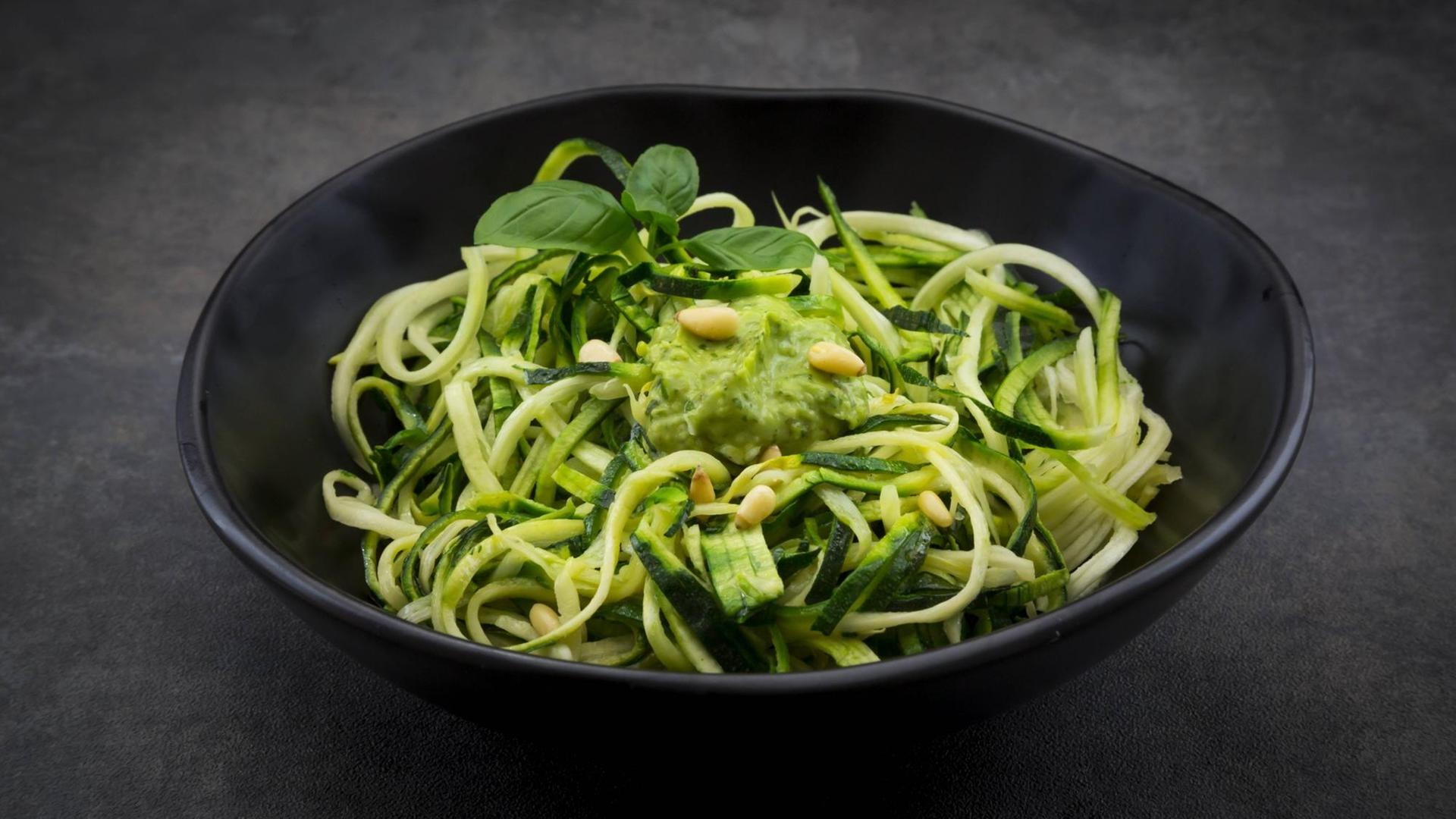 Bowl mit Zoodles und Avocado-Basilikum-Pesto Bowl mit Zoodles und Avocado-Basilikum-Pesto