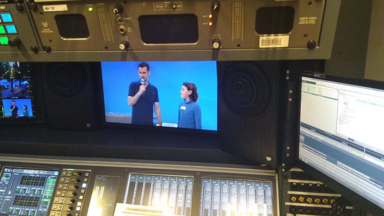 Kakadu-Moderator Tim und Reporterkind Yunis auf der ARD-Bühne. IFA 2018 Kakadu-Moderator Tim und Reporterkind Yunis auf der ARD-Bühne. IFA 2018