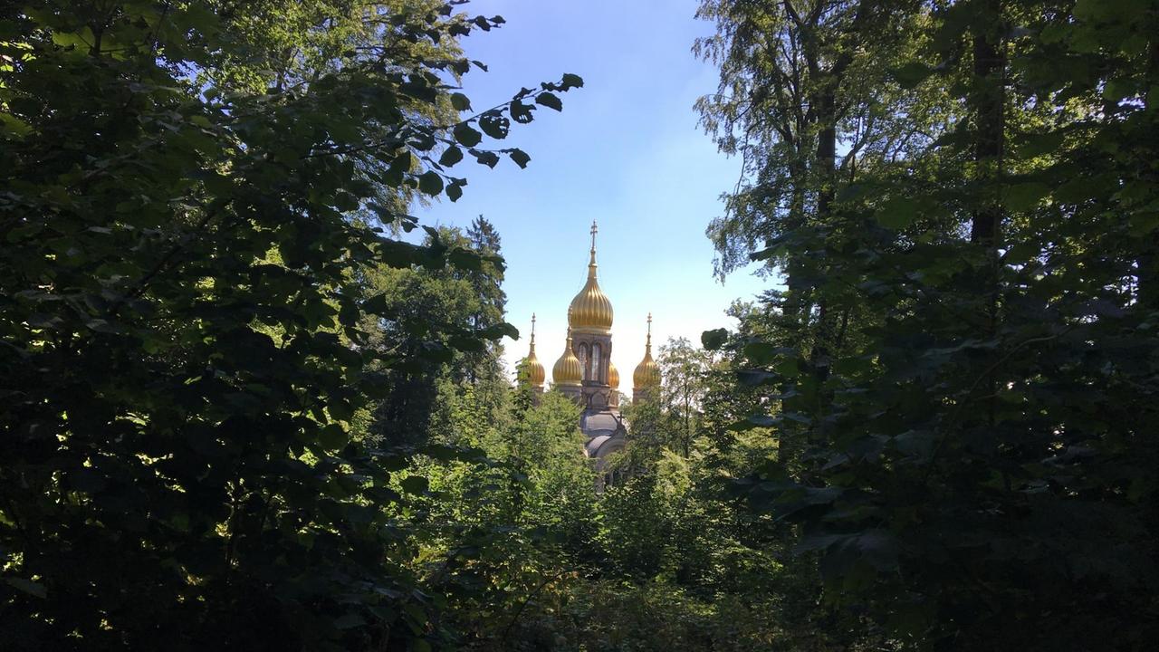Russische Kapelle mit goldenen Kuppeln auf dem Neroberg in Wiesbaden Russische Kapelle mit goldenen Kuppeln auf dem Neroberg in Wiesbaden