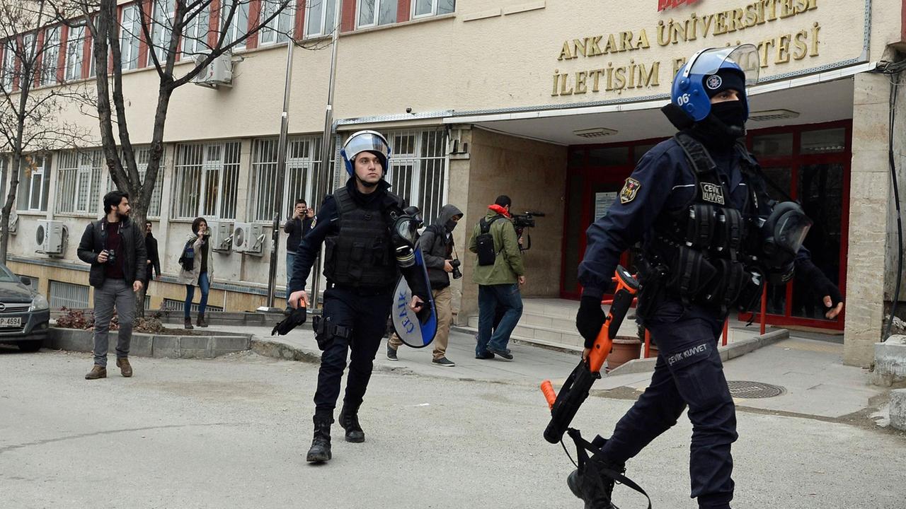 Sicherheitskräfte der Polizei gehen am 10.2.2017 vor der Universität in der türkischen Hauptstadt Ankara bei einem Einsatz gegen Demonstranten vor, die gegen die Entlassung von 330 Akademikern protestieren. Sicherheitskräfte der Polizei gehen am 10.2.2017 vor der Universität in der türkischen Hauptstadt Ankara bei einem Einsatz gegen Demonstranten vor, die gegen die Entlassung von 330 Akademikern protestieren.