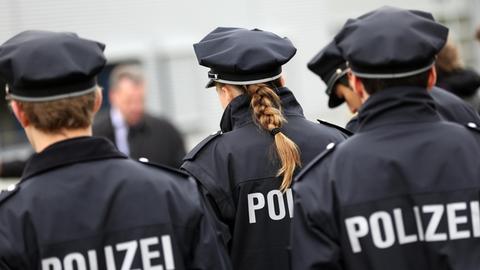 Auszubildende der Polizeischule beobachten einen Einsatz des Mobilen Einsatzkommandos (MEK) am 23.10.2012 in der Landespolizeischule in Hamburg.