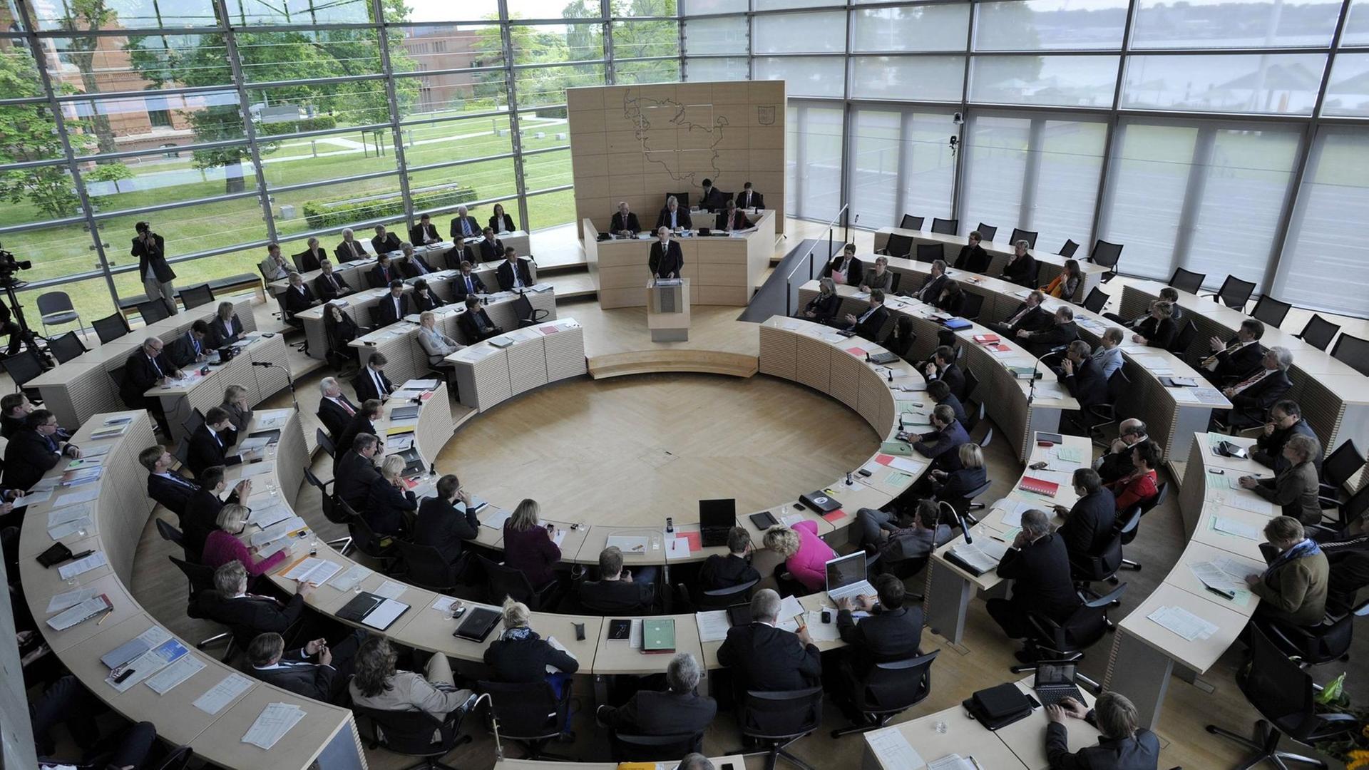 Der Plenarsaal im Landtag von Schleswig-Holstein. Der Plenarsaal im Landtag von Schleswig-Holstein.