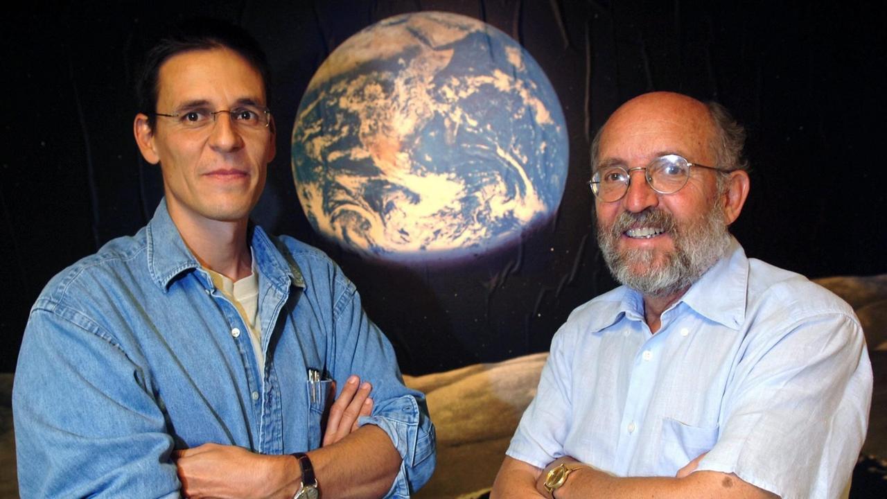 Die Astronomen Michel Mayor, (r.) und Didier Queloz (l.) posieren an der Université de Geneve