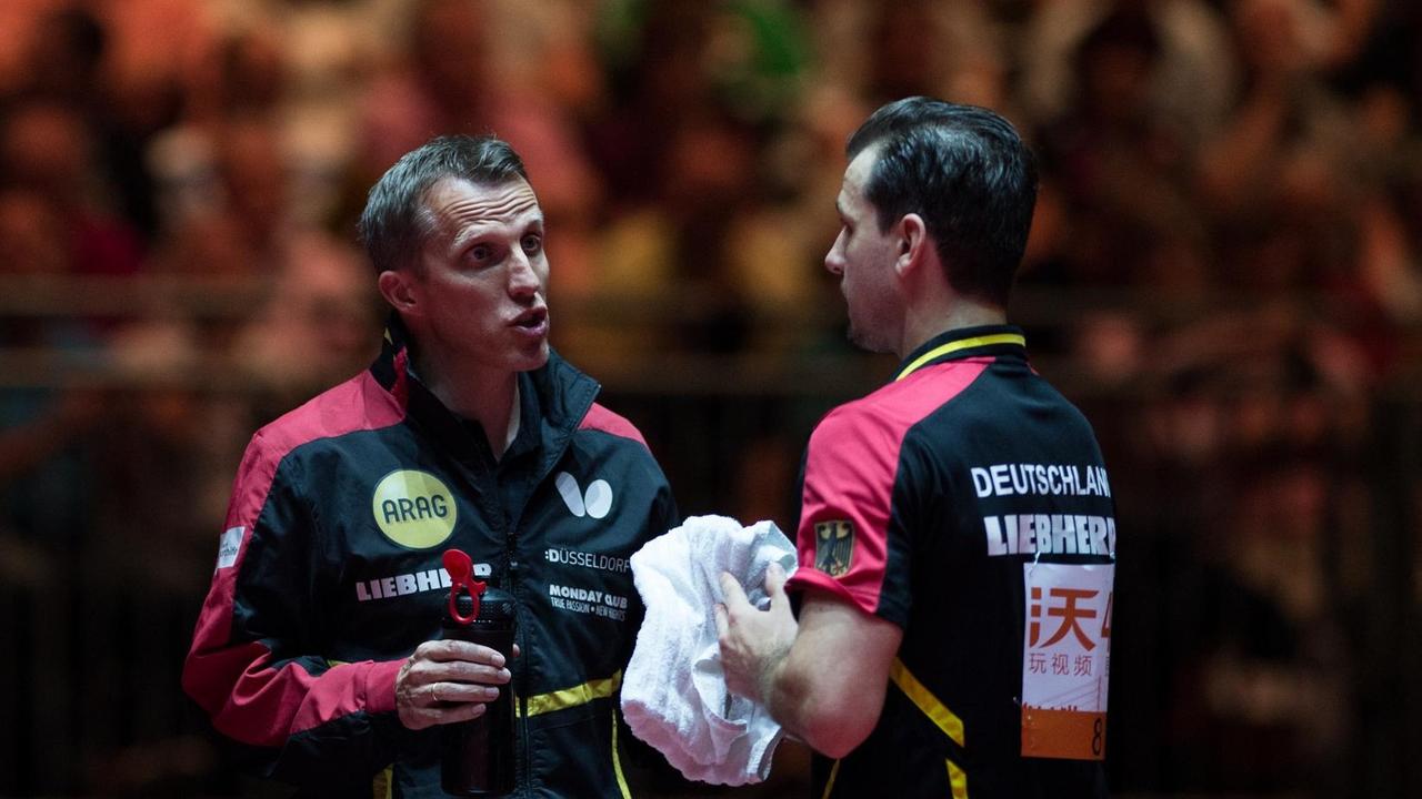 Tischtennis WM in Düsseldorf: Bundestrainer Jörg Rosskopf (l.) im Gespräch mit Timo Boll. Tischtennis WM in Düsseldorf: Bundestrainer Jörg Rosskopf (l.) im Gespräch mit Timo Boll.