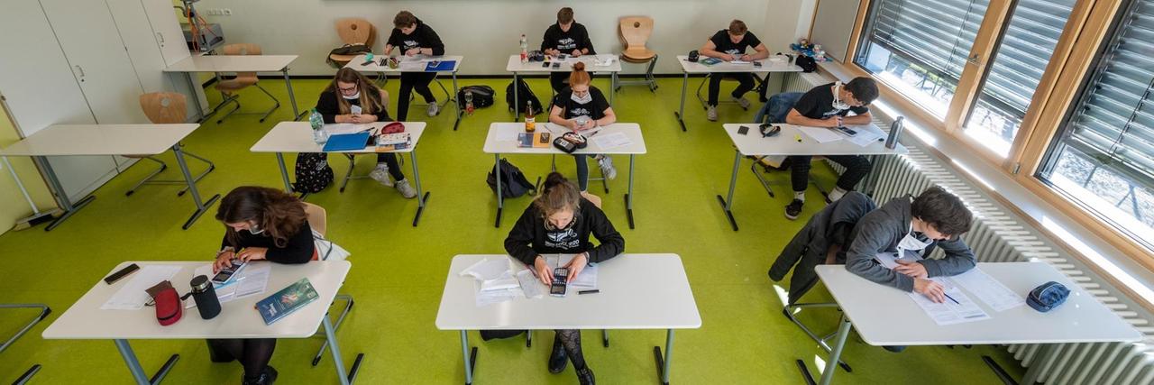Abiturienten am Gymnasium Dresden Klotzsche sitzen in einem Klassenzimmer für Prüfungsvorbereitungen. Abiturienten am Gymnasium Dresden Klotzsche sitzen in einem Klassenzimmer für Prüfungsvorbereitungen.