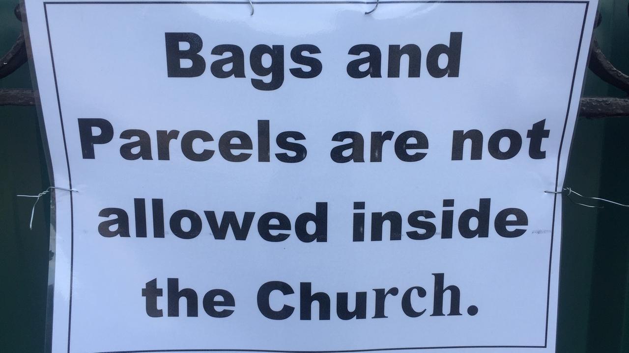 Taschen und Pakete mitbringen verboten - Verbotsschild an einer Kirche Taschen und Pakete mitbringen verboten - Verbotsschild an einer Kirche