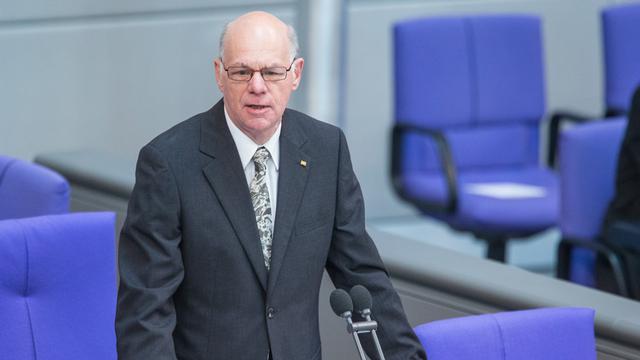 Norbert Lammert steht am Präsidentenpult im Bundestag und spricht