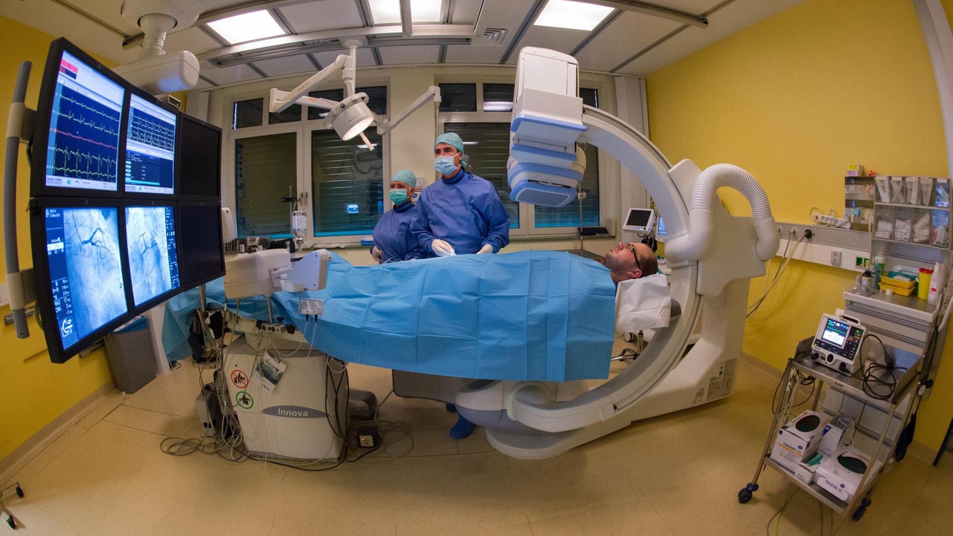 Kardiologe und Assistentin bei der Untersuchung eines Herzpatienten. Kardiologe und Assistentin bei der Untersuchung eines Herzpatienten.