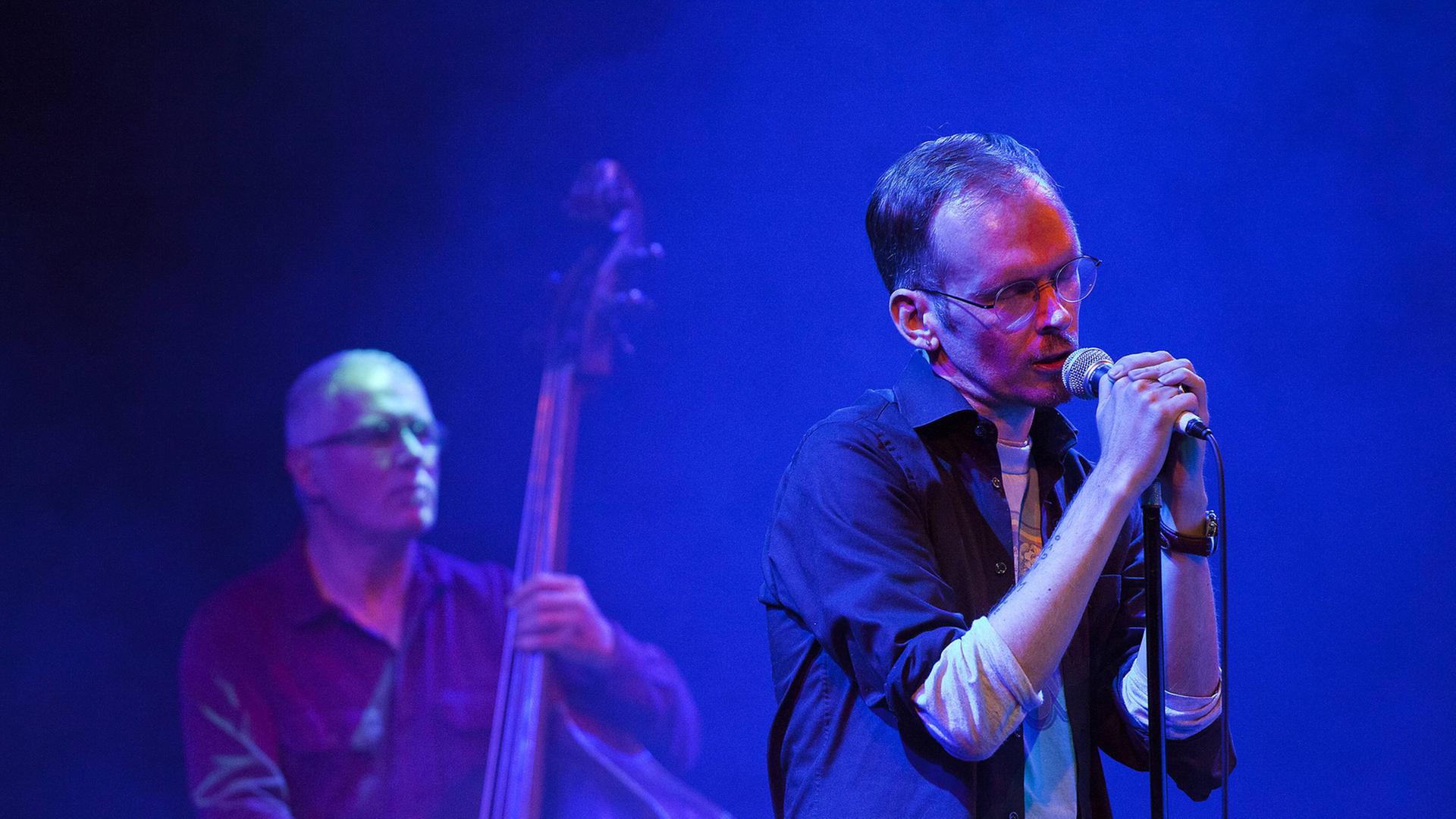 "The Schwarzenbach" sind Dietmar Dath (r), Johannes Frisch (am Bass) sowie Thomas Weber und Heike Aumüller (Kammerflimmer Kollektief) "The Schwarzenbach" sind Dietmar Dath (r), Johannes Frisch (am Bass) sowie Thomas Weber und Heike Aumüller (Kammerflimmer Kollektief)