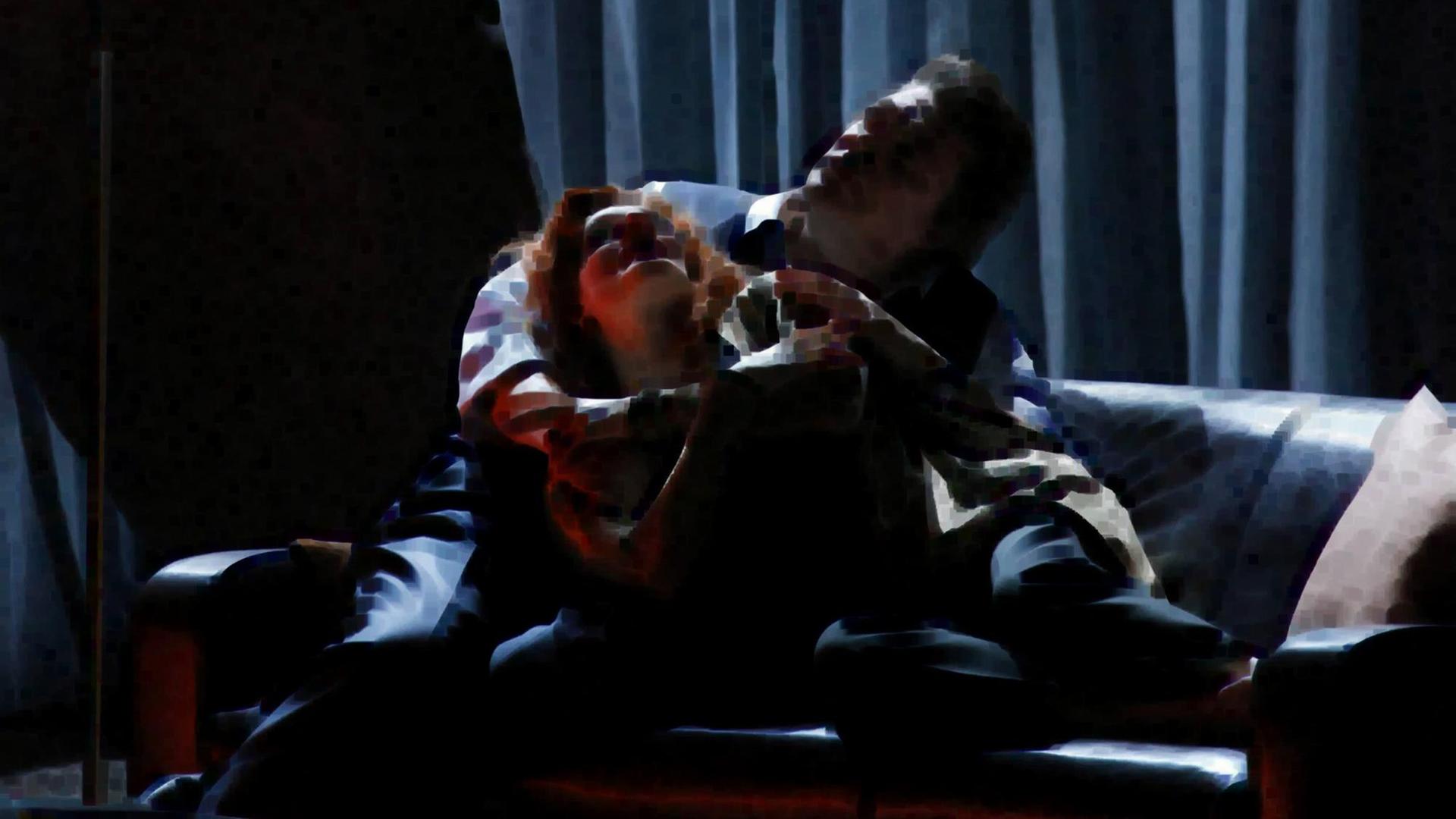 Szene aus der Oper "Tristan und Isolde", in der die Hauptfiguren einander umarmen. Szene aus der Oper "Tristan und Isolde", in der die Hauptfiguren einander umarmen.