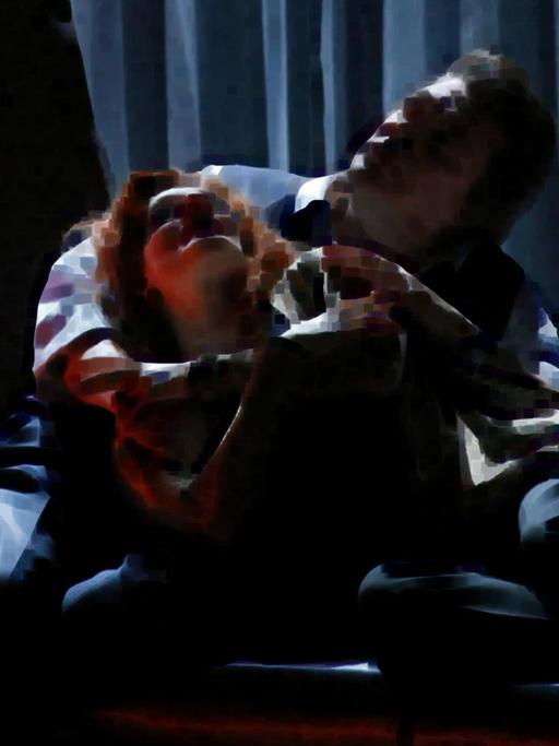 Szene aus der Oper "Tristan und Isolde", in der die Hauptfiguren einander umarmen.