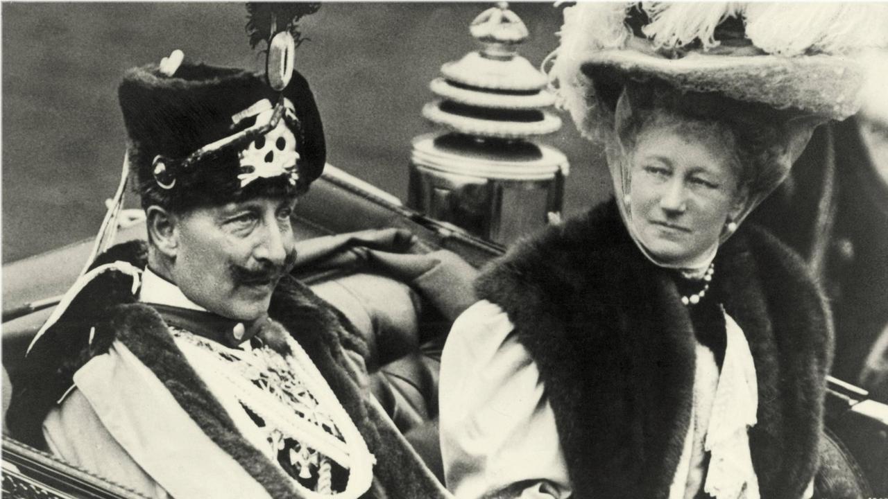 Kaiser Auguste Victoria neben ihrem Mann Kaiser Wilhelm II., deutscher Kaiser (1888-1918) bei einer Ausfahrt, November 1907). Fotopostkarte. |