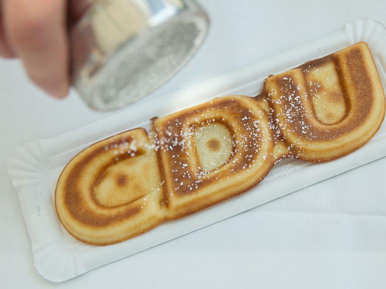 Puderzucker wird über eine "CDU-Waffel" beim Tag der offenen Tür am 04.07.2015 im Konrad-Adenauer-Haus in Berlin gestreut.
