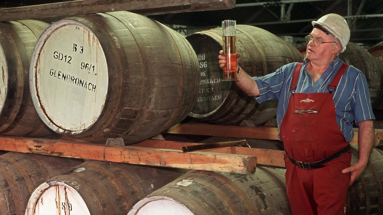Zur Reifung wird der Whisky in der Schottischen Whisky-Brennerei "The Glendronach" in Holzfässern gelagert, aufgenommen 1999. Zur Reifung wird der Whisky in der Schottischen Whisky-Brennerei "The Glendronach" in Holzfässern gelagert, aufgenommen 1999.