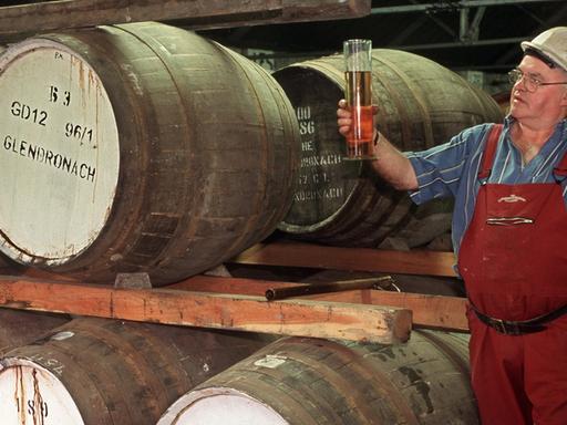 Zur Reifung wird der Whisky in der Schottischen Whisky-Brennerei "The Glendronach" in Holzfässern gelagert, aufgenommen 1999.