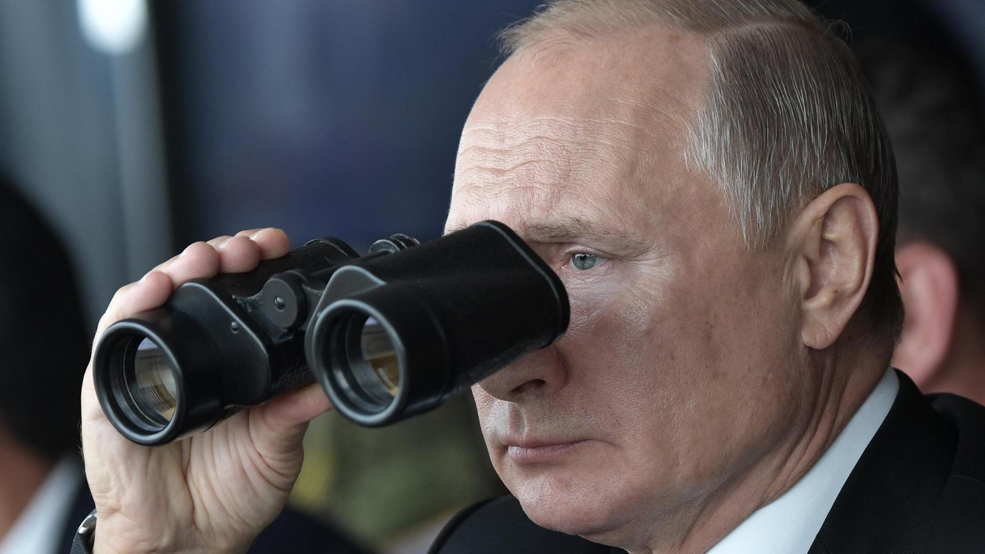 Russlands Präsident Putin beim Blick durch ein Fernglas bei einer Militärübung be Orenburg am 20. September 2019 Russlands Präsident Putin beim Blick durch ein Fernglas bei einer Militärübung be Orenburg am 20. September 2019