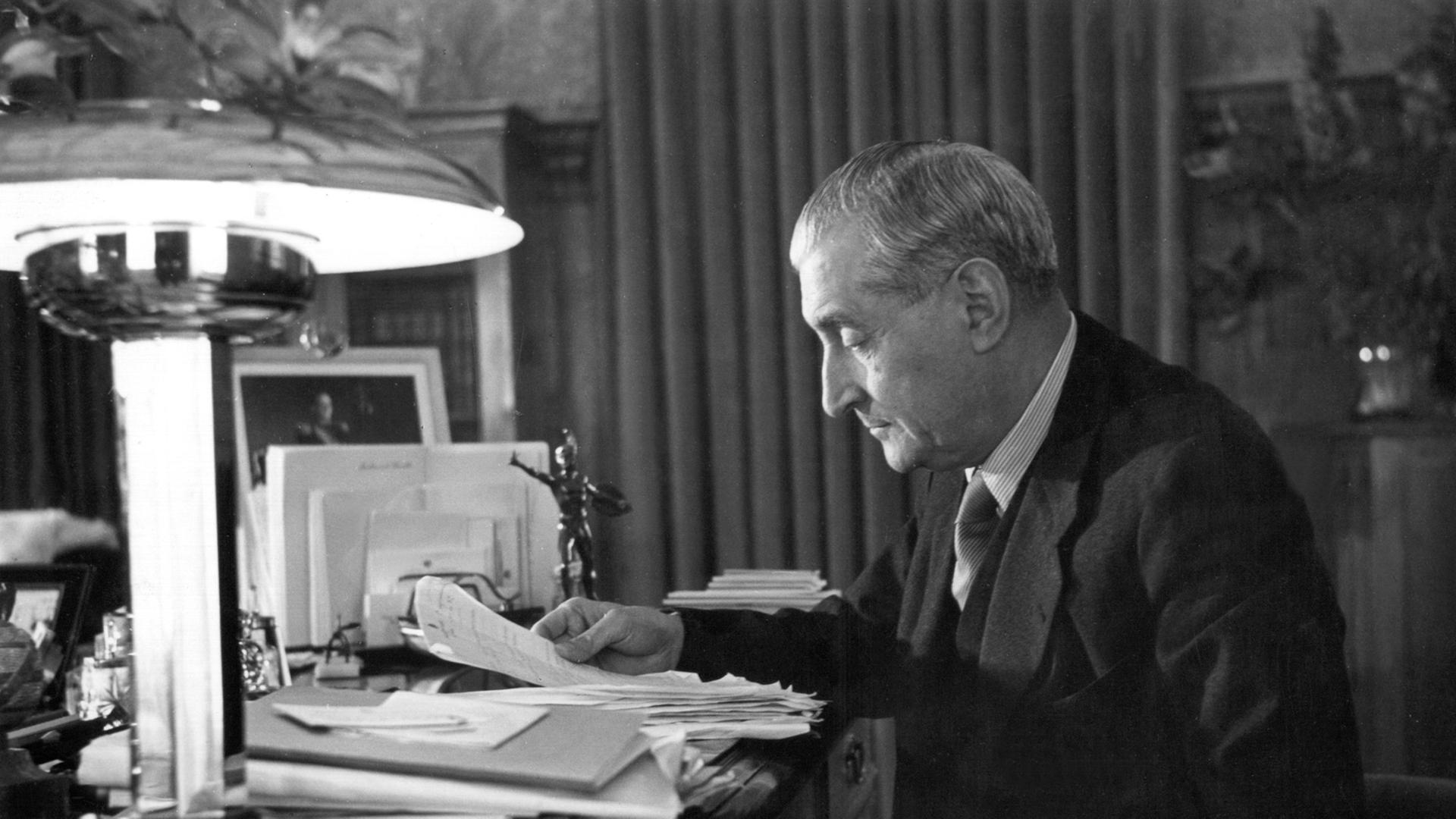 Der portugiesische Politiker António de Oliveira Salazar an seinem Schreibtisch. Von 1932 bis 1968 bekleidete er das Amt des Ministerpräsidenten und baute ein diktatorisches Regierungssystem auf.